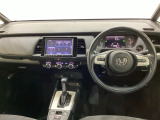 車内は光触媒抗菌消臭施工済です。インパネ周りはスタイリッシュなデザインです。グローブボックスやカップホルダーのほかにトレーなどたくさんの収納スペースが付いています。