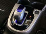 ハイブリッド専用セレクトレバーです。シフトチェンジを電子信号で送信するセレクトレバーを採用していますので、軽快でスマートな操作を楽しめます。