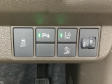 ハンドルの右側にはヘットライトリベライザーとHondaセンシング用のメインスイッチがついています。ヘッドライトリベライザーは道路状況や積荷の加重に応じてライトの高さを調節できます。
