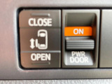 【パワースライドドア】スマートキーや運転席のスイッチでスライドドアの開閉が可能♪電動だから力を入れてドアを開ける必要が無く、小さいお子様でも、重い荷物を持っている時もラクに開け閉めできます♪