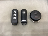 スマートキー付きですからドアロックの開閉およびエンジンスタートが楽々です。電動スライドドアの開け閉めもボタンで操作できます。加えて、純正リモコンエンジンスターター用の操作キーもついています。