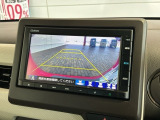 リバースギアに入れるだけで後方の表示へ切り替わります。夜間や雨の日の駐車も楽になりますよ。