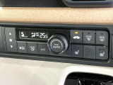 【オートエアコン】一度お好みの温度に設定すれば、車内の温度を検知し風量や温度を自動で調整。暑い&hellip;寒い&hellip;と何度もスイッチ操作をする必要はありません。快適な車内空間には必須の機能ですね♪