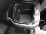 カップホルダーは運転席や助手席からちょうど手の届く位置です!!