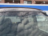 サポカーSとは、衝突軽減ブレーキに加えて、高齢者に多いと言われている踏み間違い事故防止をサポートする機能です。詳しくは販売店スタッフまでおたずねください。