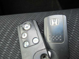 スマートキー2個装備車です☆ポケットに鍵を入れたままでも開閉ができます☆☆ホンダオートディーラーホンダ専門店♪TEL06-6744-2222☆