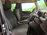 運転席まわりには十分なスペースがあり、大柄な方でもゆったり運転していただける環境です。