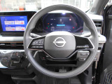 ステアリングハンドルです。オーディオコントロールスイッチが付いて運転中でも手元でオーディオの操作が出来て便利ですよ。