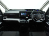 ◆視界広々で非常に運転しやすくロングドライブでも疲れを感じさせないすっきりとまとまったインパネ周りです。