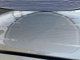 ルーフに、1cm〜5cmほどのへこみが複数ある車両となっております。
