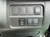 運転席スイッチ類/フットセンサーつきの両側オートスライドです。
