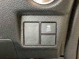 VSA装備車です。VSAはドライバーの操作と車の動きを見守っています。もし車の挙動が乱れたとき、4輪別々にブレーキをかけたり、エンジンパワーをしぼることによって車を安定させます。