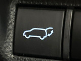 【パワーバックドア】スマートキーや運転席のボタンを押すだけでリアゲートが自動で開閉します!荷物を持っている時や、高い位置にあるバックドアを閉める際に便利な機能です♪
