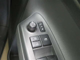 電動格納ミラー! スイッチひとつでミラーを畳めます。