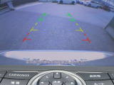 〔バックカメラ〕ギアをバックに入れると画面に自動的に後方映像が映し出され確認可能です。車庫入れなどの際に安全確認が出来て安心ですね。