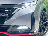 【LEDヘッドライト】悪天候や夜間走行時も良好な視界を確保し安心して運転できる高輝度LEDヘッドライトを装備!点灯速度が早く、消費電力も抑えられています。