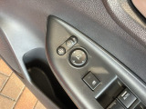 狭い駐車場で便利な電動格納ドアミラーが付いています。