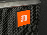 【JBLサウンドシステム】メーカーオプションの高品位サウンドシステムを搭載。専用のチューニングが施された大小様々なスピーカーから良質なサウンドが奏でられ、臨場感あふれる音響空間を演出します。