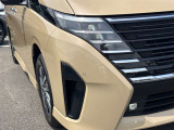 【LEDヘッドライト】LEDヘッドライトは、低消費電力で明るく、遠くまで照らす先進ライト。夜間走行時の視認性を高め、安全で快適なドライブをサポートします。