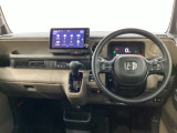 車内は光触媒抗菌消臭施工済です。インパネ周りはスタイリッシュなデザインで機能や装備も充実しています。グローブボックスやカップホルダーのほかにトレーなどたくさんの収納スペースが付いています。