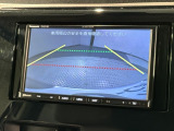リバースギアに入れるだけで後方の表示へ切り替わります。夜間や雨の日の駐車も楽になりますよ。