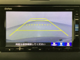 【バックカメラ】運転が苦手な方も車庫入れラクラクです!ギアをリバースに入れれば自動的に切り換わりますので、面倒な操作は不要です♪狭い駐車場もお車を傷つけず安心ですね!