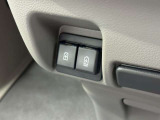 前席には2つの運転席と助手席の2つの充電端子がついています。
