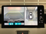 マルチビューカメラシステム搭載車です。お車の周囲を全方位でカバーします。後方・前方・両脇と、コンディションが悪い視界でもカラーモニターに映し出した映像がドライバーをサポートします。