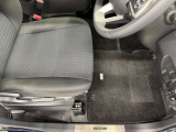 運転席シート足元です。