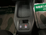 【電動パーキング】指先だけで簡単に操作が可能な電動パーキングブレーキを搭載♪また、渋滞時や駐車券を取るシーンなどで便利なオートブレーキホールド機能も搭載☆