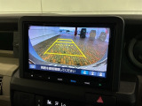 リバースギアに入れるだけで後方の表示へ切り替わります。夜間や雨の日の駐車も楽になりますよ。