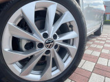 ●純正16インチアルミホイール:輸入車ならではの卓越した走りを支えるホイールと足回りです!日本車の走りに慣れている方にもぜひ体感して頂きたいほど、高いレベルでまとまっています