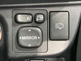 【電動格納ミラー】サイドミラーは電動格納式となっており、狭い駐車場でもキズがつくリスクを抑えられます。