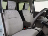 運転席のスペースはゆったりしていて、視界も広く確保されているので普段の運転からロングドライブまで快適です。