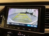 リバースギアに入れるだけで後方の表示へ切り替わります。夜間や雨の日の駐車も楽になりますよ。
