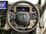 ハンドルにHondaセンシング系のクルーズコントロールやレーンキープアシストなどのスイッチと、オーディオの操作スイッチが装備されています。ハンドルから手を離さず安全に操作できます。