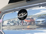 バックカメラ始動時にはVWのエンブレムが動いてカメラがボディの中心位置で映し出します。