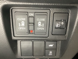 両側電動スライドドアは運転席から操作ができるよう、操作スイッチが付いています。その横にはヘットライトリベライザーのスイッチがついています。道路状況や積荷の加重に応じてライトの高さを調節できます。