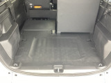 フラットに倒せる助手席やリアシートを組み合わせれば、長尺物の積載から車中泊スタイルまで、多彩なレイアウトができます。
