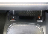 シートヒーターは、エアコンで車内を温めるよりも早くシートが温まるので、寒い季節も快適になります。