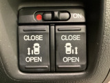 リアドアは乗り降りに便利な両側電動スライドドアです。また運転席に座っていながらスイッチ操作で自在にスライドドアを開け閉めできます。
