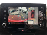 パノラミックビューモニター付きです。車両を上から見たような映像をディスプレイオーディオ画面に表示。運転席からの目視だけでは見にくい、車両周辺の状況をリアルタイムでしっかり確認できます。