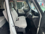運転席シートリフター(ラチェット式)で、座面の高さも上下に動き、体格にあわせて調整ができます。