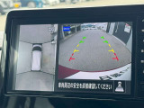 アラウンドビューモニター。上空から見下ろしているかのような映像を映し出して周囲を確認し、スムースな駐車をアシストします。