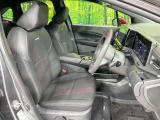 運転席まわりには十分なスペースがあり、大柄な方でもゆったり運転していただける環境です。