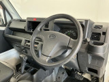 【インパネ】運転のしやすさを最優先に設計された見晴らしの良いフロントビュー。車両間隔が掴みやすく狭い道でも安心♪「安全」と「品質」を最優先に、安心してお乗りいただけるクルマを提供いたします。