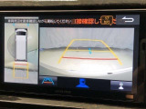 車の全周囲の画像が表示されます。運転席から見づらい個所なども、上空から見たような映像で確認できます。映像のきりかえも出来、後方確認だけでなく大変便利な機能です。