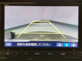【バックカメラ】運転が苦手な方も車庫入れラクラクです!ギアをリバースに入れれば自動的に切り換わりますので、面倒な操作は不要です♪狭い駐車場もお車を傷つけず安心ですね!