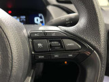 ステアリングスイッチ付きで、運転中に視線を前に向けたまま操作できます。