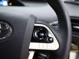 ステアリングスイッチ付き。前方から目を離すことなくディスプレイ・レーダークルーズコントロールの車間距離等を操作することが可能です。